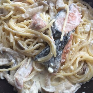 フェタチーズ入りきのことサーモンのパスタ